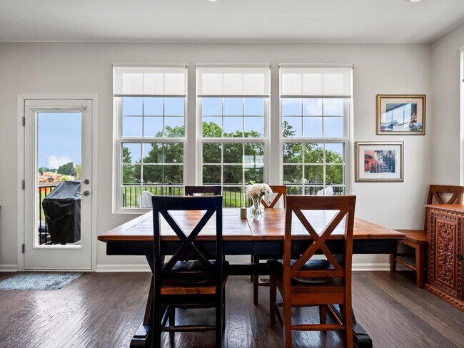 Building Photo - 202 N Sydney Ct