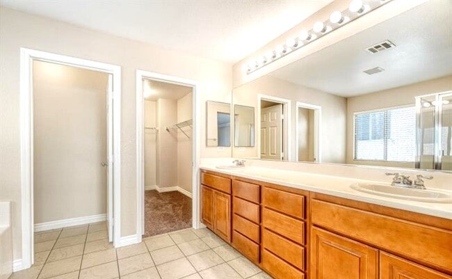 Building Photo - 5565 Golden Palms Ct