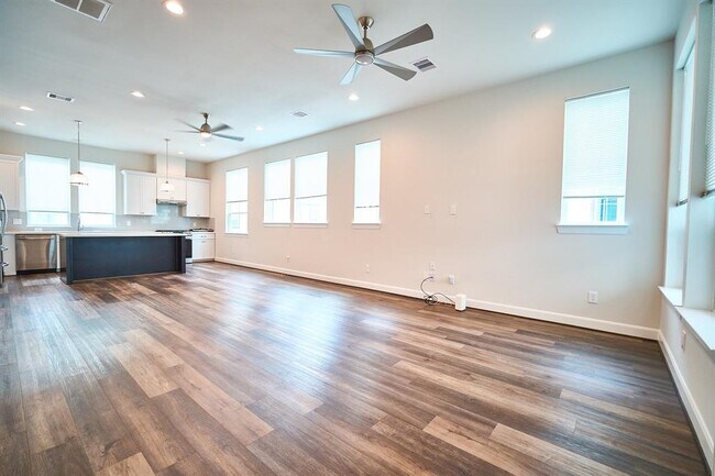 Building Photo - 2802 Grand Fountains Dr