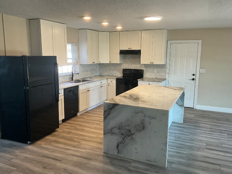 Building Photo - 381 11th Ave SW