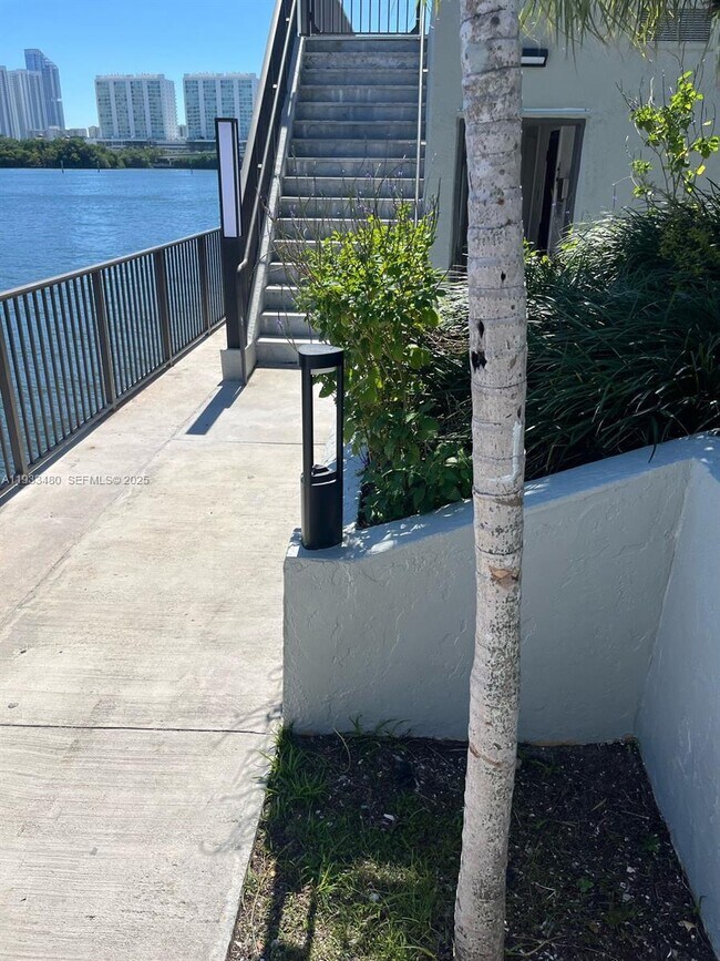 Building Photo - 1801 S Treasure Dr