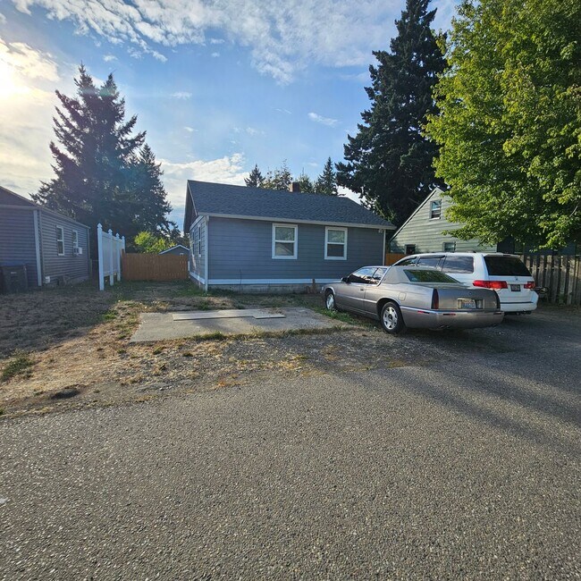 Building Photo - 2-Bedroom Charmer with Bonus Studio & Gara...