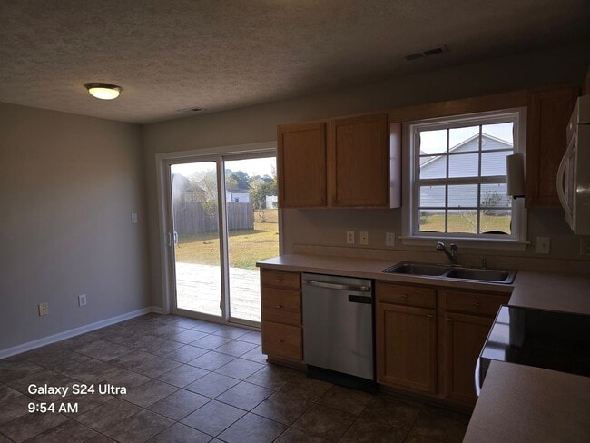 Building Photo - 3 Bedroom, 2 bath house with a bonus room and one car garage.