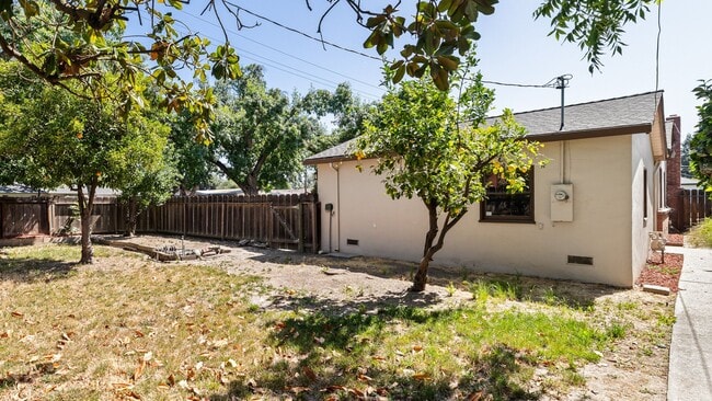 Building Photo - 1549 Bronson Ave