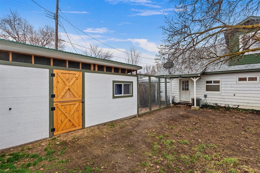 Chicken Coop - 3816 W Taft St