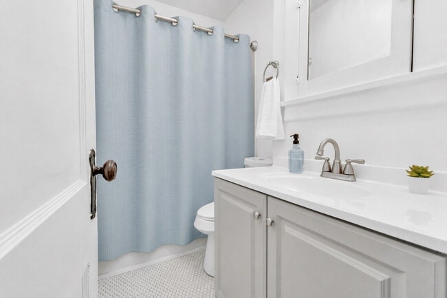 Building Photo - Furnished 3-Bedroom, 2-Bath Upper Unit in North Buffalo