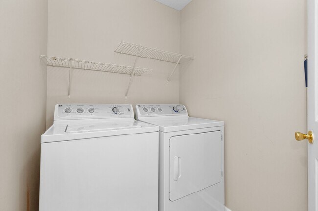 Building Photo - Townhome in The Market Common!