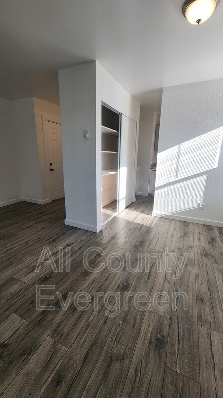 Building Photo - 540 Burnett Ave S