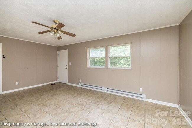 Building Photo - 219 Roslyn Rd