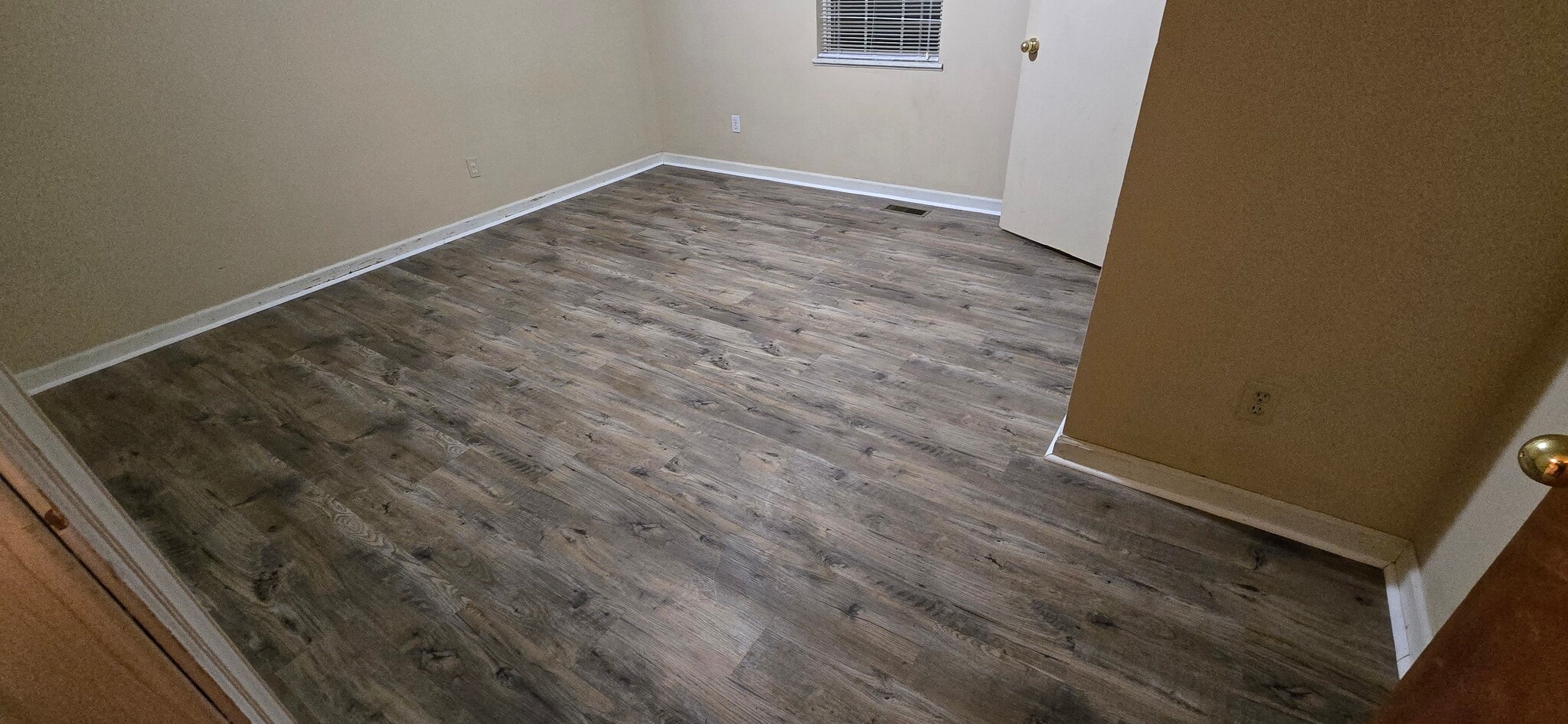 spacious bedrooms - 103 N Roosevelt St