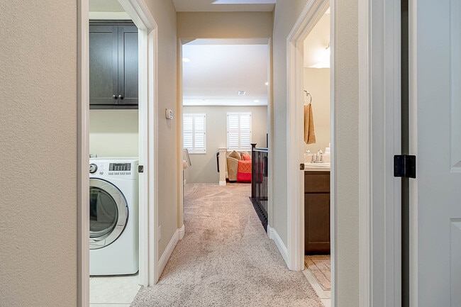 Building Photo - 582 Pasture Ave