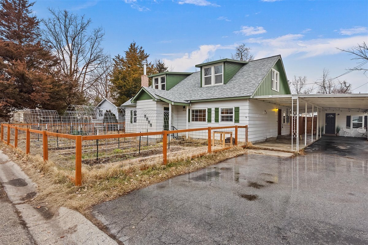 Front of House, Garden &Parking - 3816 W Taft St