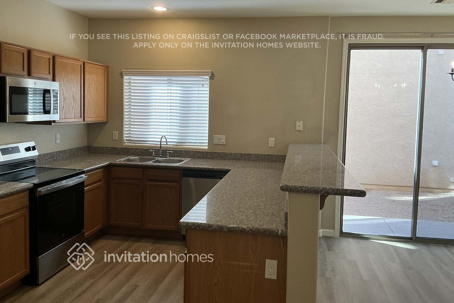 Building Photo - 5858 E Hoover Ave