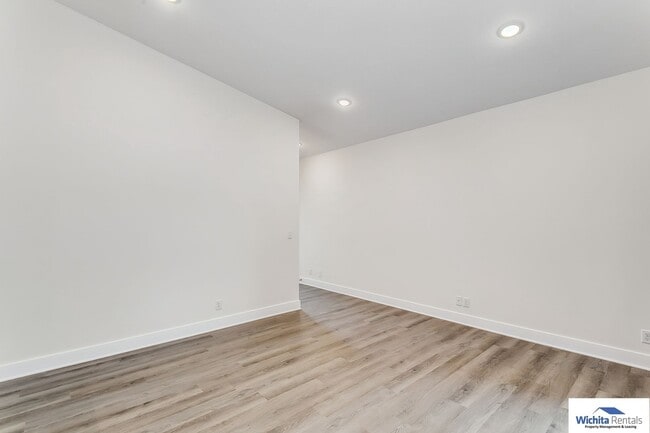 Building Photo - Newer 3 bedroom 2 bath duplex SE Wichita