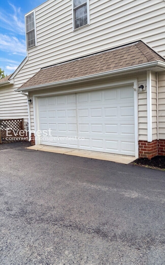 Building Photo - 6 Bed/4 Bath Home with Modern Amenities / Available Now!