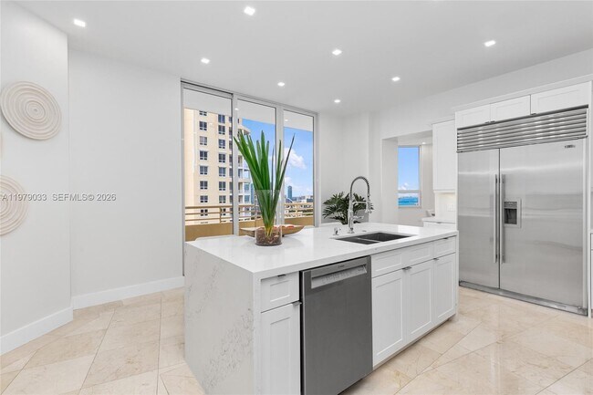 Building Photo - 808 Brickell Key Dr
