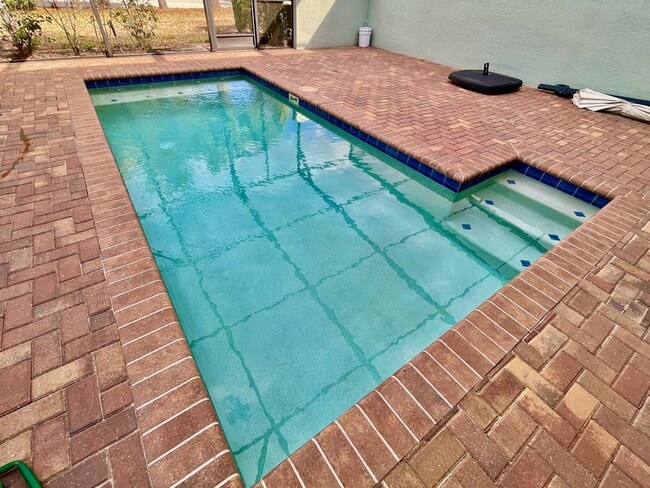 Building Photo - Spacious 5-Bed / 4.5-Bath Townhome w/ Private Pool & Sundeck in Gated Oakmont at Solterra Near Di...