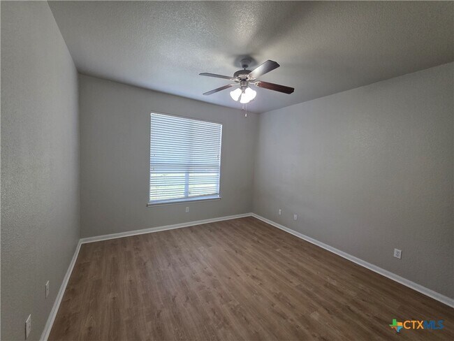 Building Photo - 423 Wrought Iron Dr