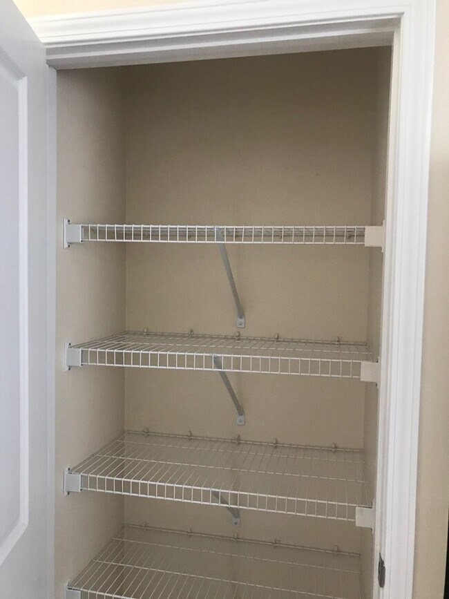 Building Photo - Convenient Location to Hulrburt Field