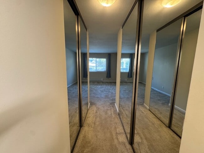 Building Photo - Wonderful 2 bedroom/2 bath lower level con...
