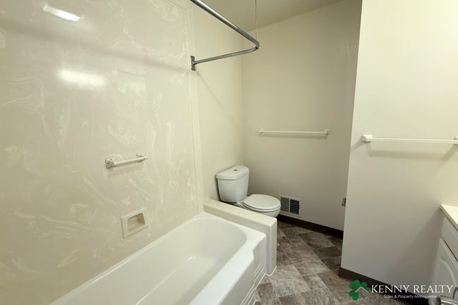 Building Photo - Bright and Updated 1 Bedroom Home with Pri...