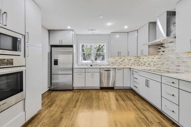Building Photo - Fabulous Townhouse in Kenwood Forest II - ...