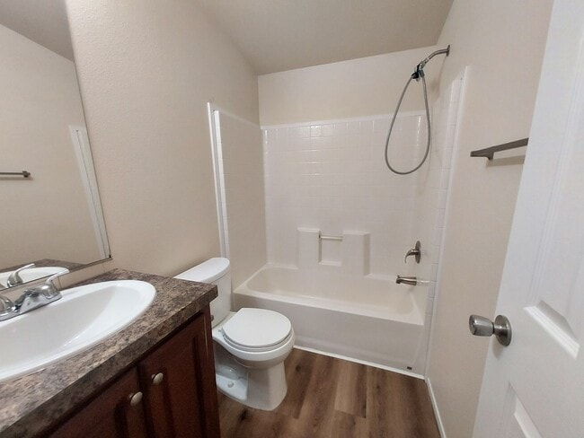 Building Photo - Available Now 3 bedroom, 2bath!!