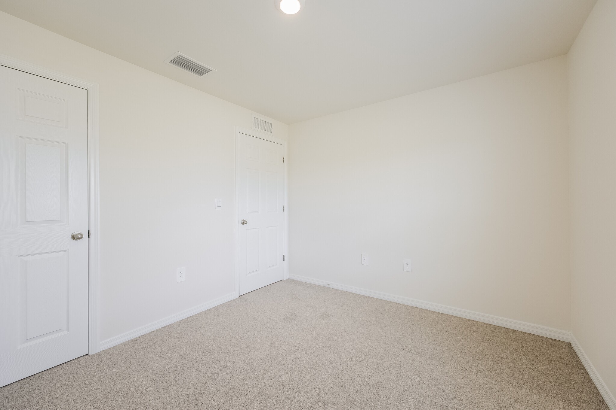 Building Photo - 548 Woodview Dr