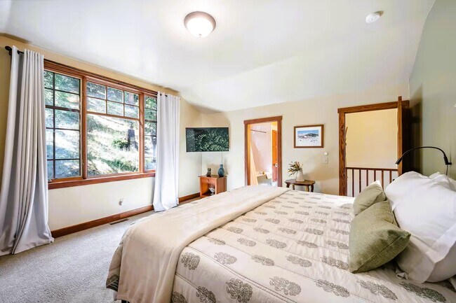 Building Photo - 738 Skyline Dr