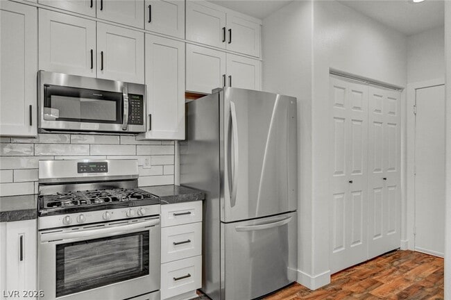 Building Photo - 10544 Allthorn Ave