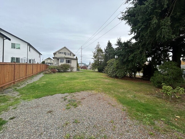 Building Photo - Great 3 bedroom 1.75 bath House in Tacoma with large backyard!