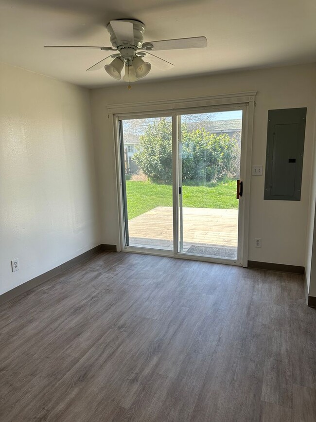 Building Photo - 3 Bedroom 1.5 Bathroom Home WSG Included! ...