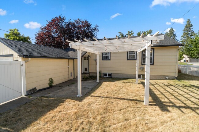 Building Photo - 2527 W Walton Ave