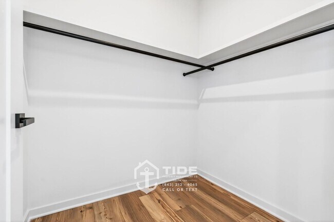 Building Photo - Modern Living Minutes from Park Circle