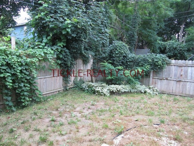Building Photo - 2 Bedroom House with Walk In Closet / Offi...