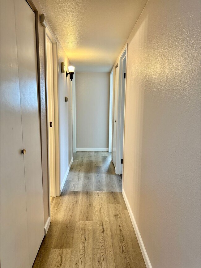 Building Photo - Updated 2 Bed/2 Bath Aurora Condo – Firepl...
