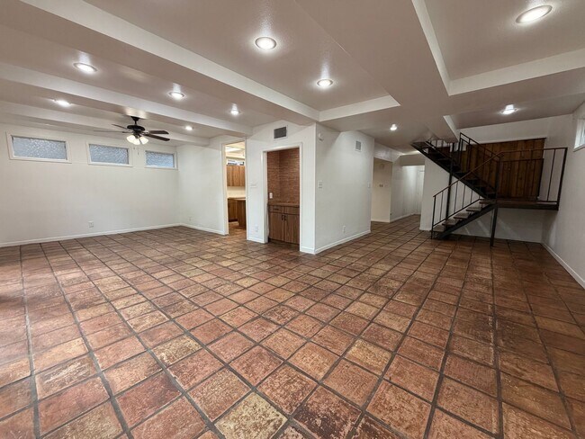 Building Photo - 802 Leonard St