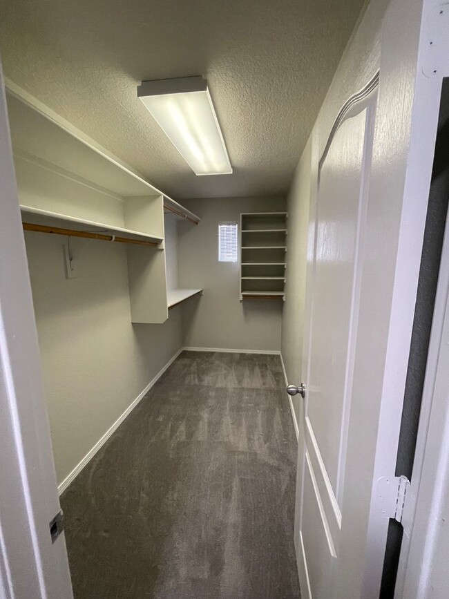 Building Photo - 2 bed 2.5 bath townhome located in a Gated...