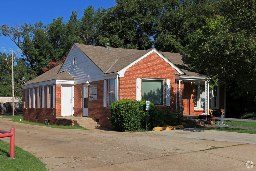 Primary Photo - Amberwood Apartments