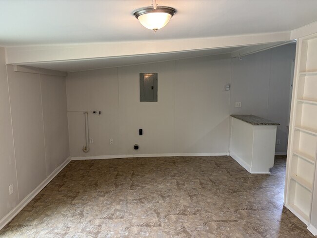 Building Photo - 609 9th St NW