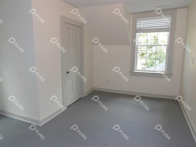 Building Photo - 3305 Bradley St SW