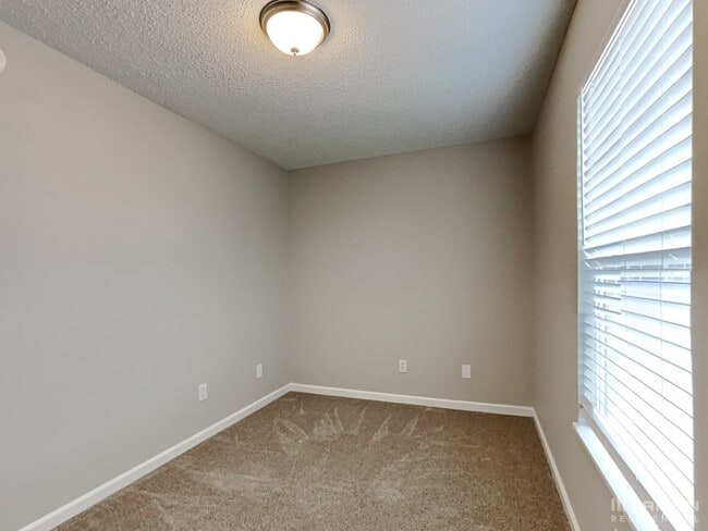 Building Photo - 661 Thornhill Dr