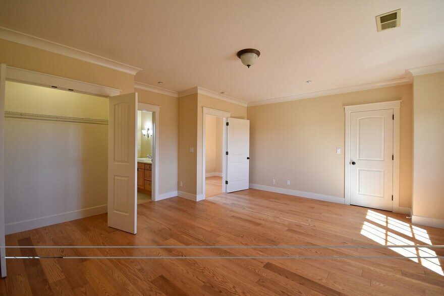 Building Photo - 1705 Palm Ave