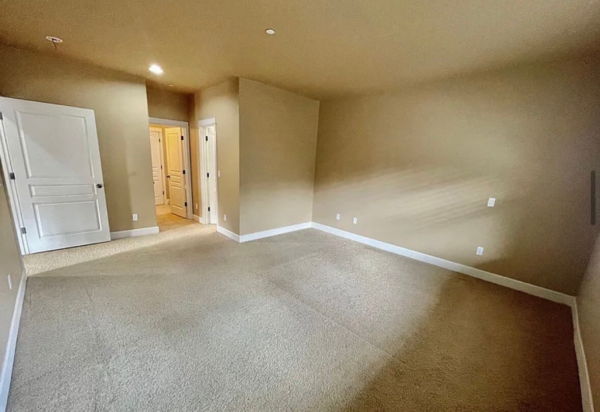 Building Photo - 8557 SE Bristol Park Dr