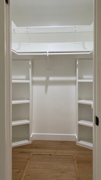 Walkin wardrobe - 6474 Cavalleri Rd