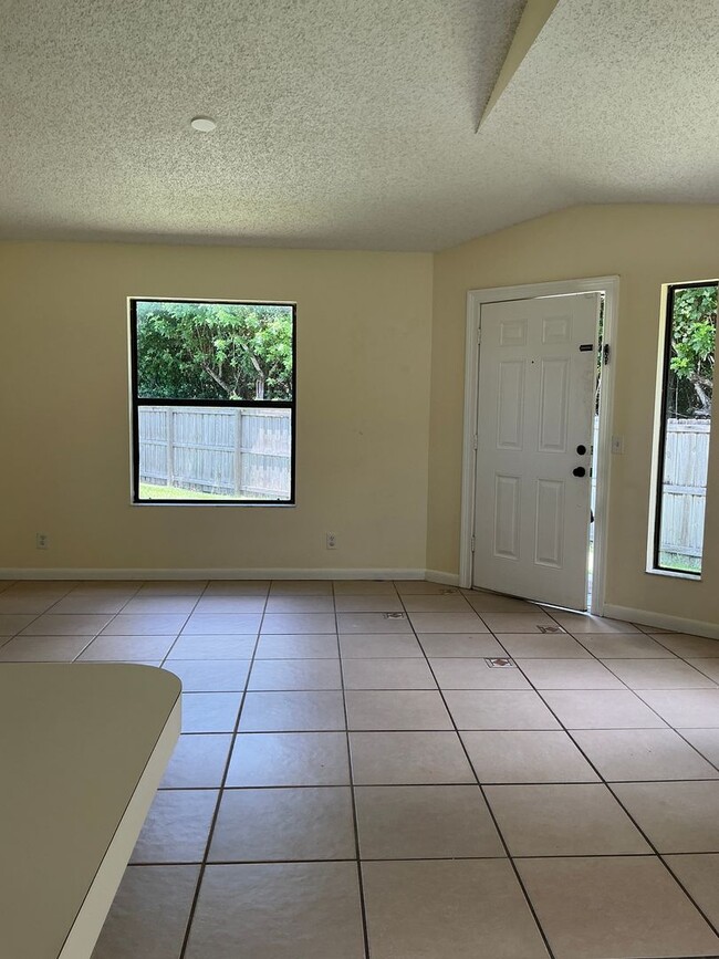 Building Photo - Surrey Woods Rental  2/2
