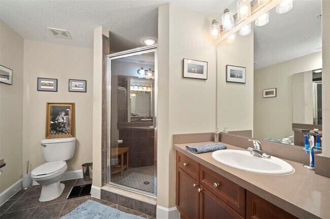 Building Photo - 435 S Oregon Ave