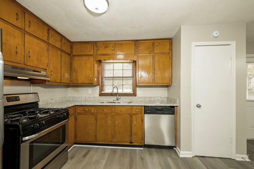 Building Photo - 6490 Executive Dr