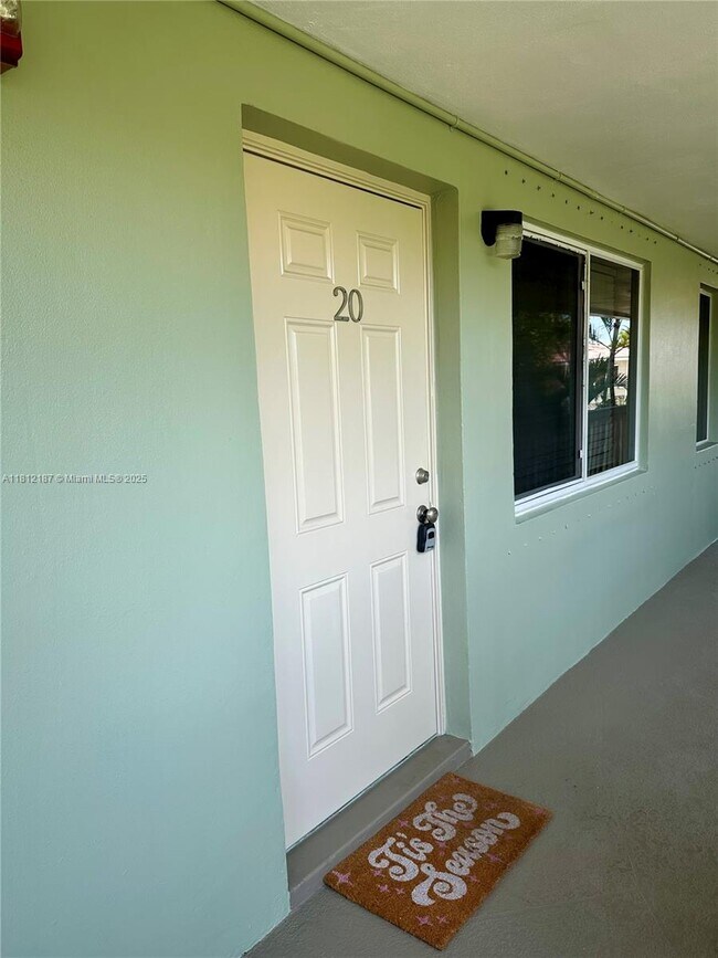 Building Photo - 1423 Holly Heights Dr