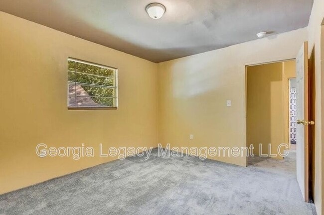 Building Photo - 65 Hughes St